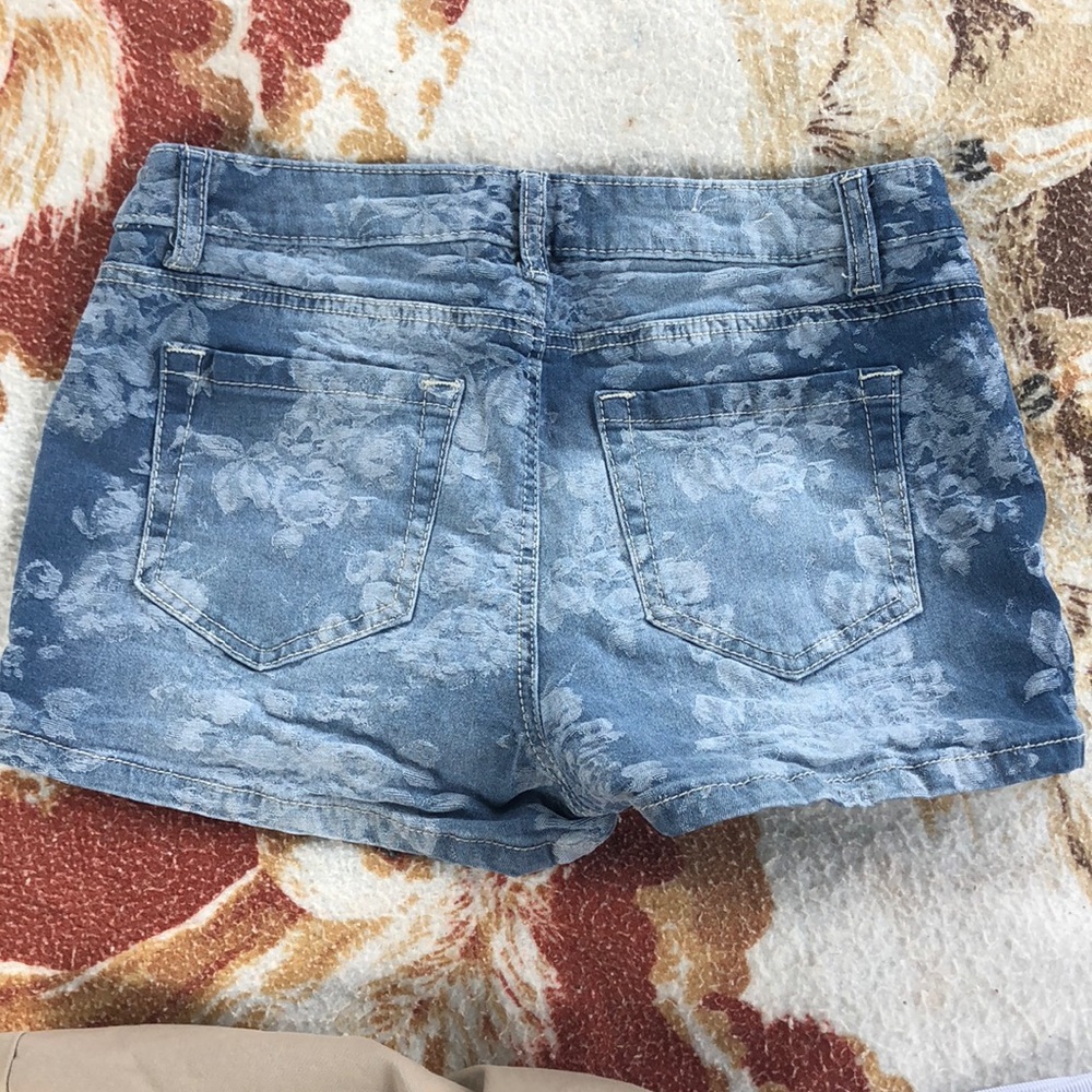 Candie’s Shorts - Picture 2 of 3
